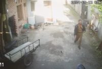 Edward Kenedy ASN Pemko Binjai terekam CCTV saat mencuri sepeda motor milik Lurah Mencirim, Kecamatan Binjai Selatan, Kota Binjai, Sumatera Utara, Rabu (17/7/2024)