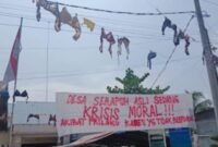 Warga gantungi bra di Kantor Desa Serapuh Asli, Kecamatan Tanjung Pura, Kabupaten Langkat, Sumatera Utara, Rabu (16/10)