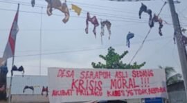 Warga gantungi bra di Kantor Desa Serapuh Asli, Kecamatan Tanjung Pura, Kabupaten Langkat, Sumatera Utara, Rabu (16/10)