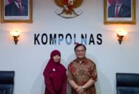 Meilisya Ramadhani (kiri) bersama Ketua Harian Kompolnas Benny Mamoto (kiri)