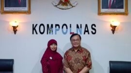 Meilisya Ramadhani (kiri) bersama Ketua Harian Kompolnas Benny Mamoto (kiri)