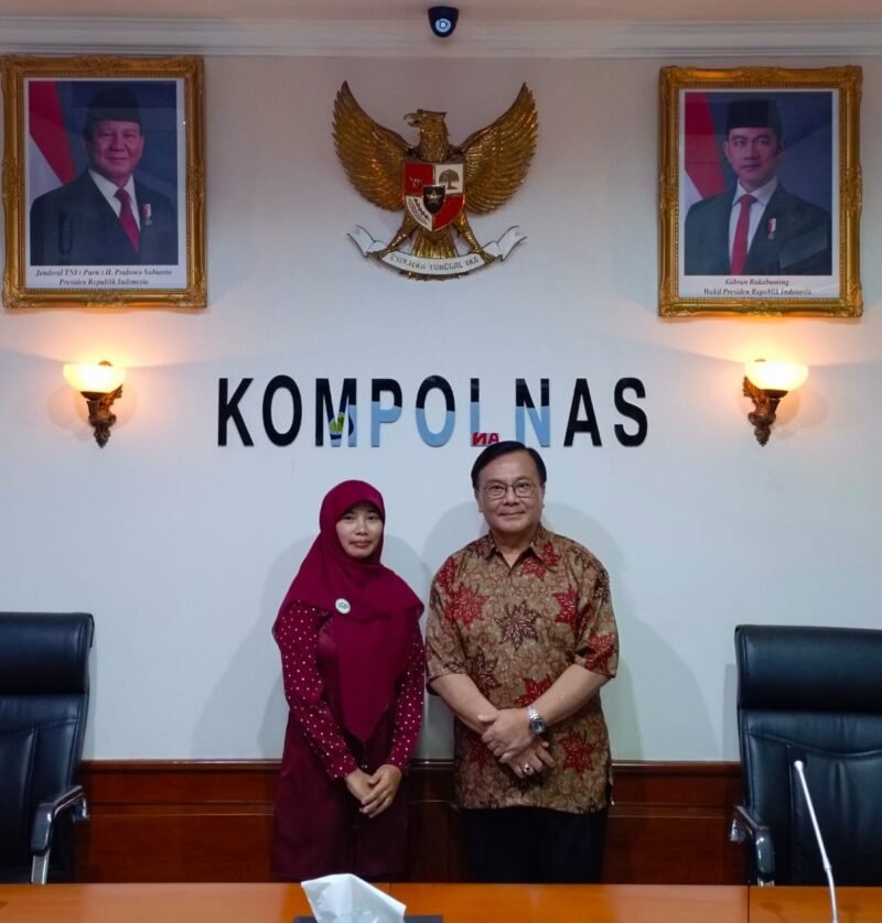 Meilisya Ramadhani (kiri) bersama Ketua Harian Kompolnas Benny Mamoto (kiri)
