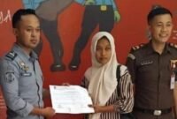 Supriyani S.Pd (tengah), guru honorer SDN 4 Baito, Desa Wonua Raya, Kecamatan Baito, Kabupaten Konawe Selatan (Konsel), Sulawesi Tenggara, yang viral di media sosial. (Foto: Antara/La Ode Muh Deden S)