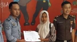 Supriyani S.Pd (tengah), guru honorer SDN 4 Baito, Desa Wonua Raya, Kecamatan Baito, Kabupaten Konawe Selatan (Konsel), Sulawesi Tenggara, yang viral di media sosial. (Foto: Antara/La Ode Muh Deden S)