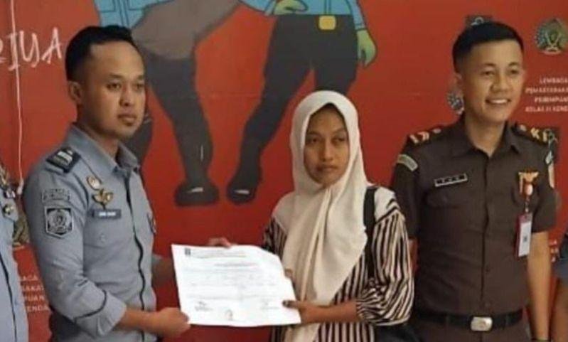 Supriyani S.Pd (tengah), guru honorer SDN 4 Baito, Desa Wonua Raya, Kecamatan Baito, Kabupaten Konawe Selatan (Konsel), Sulawesi Tenggara, yang viral di media sosial. (Foto: Antara/La Ode Muh Deden S)