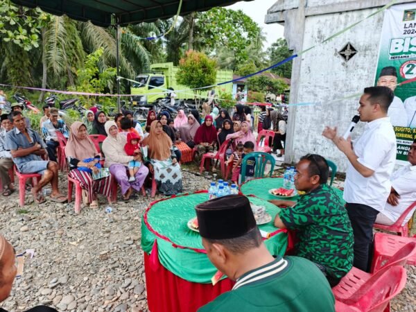 Calon wakil bupati Langkat Adli Tama Sembiring bertemu warga Desa Sangga Lima, Kecamatan Gebang, Kabupaten Langkat, pada Selasa sore (29/10/2024)