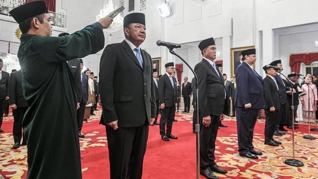 Sejumlah menteri dan kepala lembaga tinggi negara Kabinet Merah Putih mengucapkan sumpah jabatan di Istana Negara, Jakarta, Senin (21/10/2024)