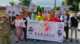Komisoner Bawaslu Sumut bersama Bawaslu Binjai beserta Forkopimda melepas balon ke udara tanda diresmikannya 