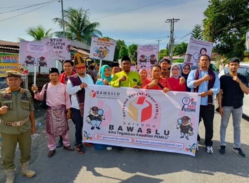 Komisoner Bawaslu Sumut bersama Bawaslu Binjai beserta Forkopimda melepas balon ke udara tanda diresmikannya 