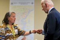 Presiden AS Joe Biden ketika memberikan suara lebih awal dalam pemilihan umum AS 2024 di New Castle, Delaware, Senin (28/10)