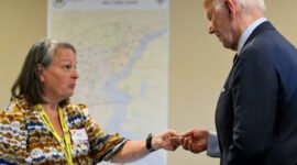 Presiden AS Joe Biden ketika memberikan suara lebih awal dalam pemilihan umum AS 2024 di New Castle, Delaware, Senin (28/10)