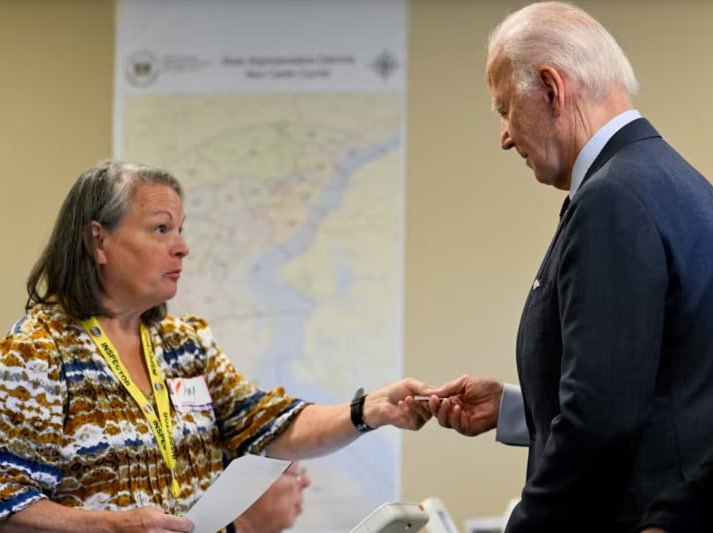 Presiden AS Joe Biden ketika memberikan suara lebih awal dalam pemilihan umum AS 2024 di New Castle, Delaware, Senin (28/10)