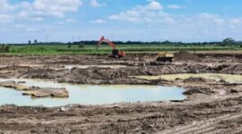 Aktivitas galian C di atas tanah perkebunan yang masih milik negara di Kelurahan Tunggurono, Kecamatan Binjai Timur, Minggu (27/10)