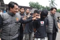 Gerombolan bermotor nekat melakukan aksi penganiayaan kepada salah seorang pria berinisial S di parkiran minimarket di Jalan Kebon Kopi, Kota Cimahi, Kamis (3/10/2024) pekan lalu. Mereka melakukan aksi penganiayaan tersebut sambil disiarkan secara live streaming di media sosial.