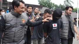 Gerombolan bermotor nekat melakukan aksi penganiayaan kepada salah seorang pria berinisial S di parkiran minimarket di Jalan Kebon Kopi, Kota Cimahi, Kamis (3/10/2024) pekan lalu. Mereka melakukan aksi penganiayaan tersebut sambil disiarkan secara live streaming di media sosial.