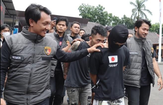 Gerombolan bermotor nekat melakukan aksi penganiayaan kepada salah seorang pria berinisial S di parkiran minimarket di Jalan Kebon Kopi, Kota Cimahi, Kamis (3/10/2024) pekan lalu. Mereka melakukan aksi penganiayaan tersebut sambil disiarkan secara live streaming di media sosial.
