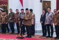 Presiden Prabowo Subianto (lima kanan) didampingi Wapres Gibran Rakabuming Raka (empat kanan) mengumumkan jajaran menteri Kabinet Merah Putih di Istana Merdeka, Jakarta, Minggu (20/10).