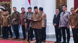 Presiden Prabowo Subianto (lima kanan) didampingi Wapres Gibran Rakabuming Raka (empat kanan) mengumumkan jajaran menteri Kabinet Merah Putih di Istana Merdeka, Jakarta, Minggu (20/10).