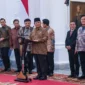 Presiden Prabowo Subianto (lima kanan) didampingi Wapres Gibran Rakabuming Raka (empat kanan) mengumumkan jajaran menteri Kabinet Merah Putih di Istana Merdeka, Jakarta, Minggu (20/10).