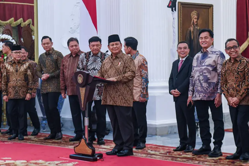Presiden Prabowo Subianto (lima kanan) didampingi Wapres Gibran Rakabuming Raka (empat kanan) mengumumkan jajaran menteri Kabinet Merah Putih di Istana Merdeka, Jakarta, Minggu (20/10).