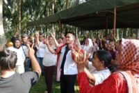 Calon wakil Bupati Langkat Adli Tama Hidayata Sembiring sedang melakukan tarian adat karo bersama warga Desa Turangi, Kecamatan Salapian yang merupakan tanah leluhurnya. Sabtu (19/10)