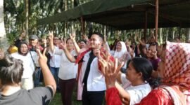 Calon wakil Bupati Langkat Adli Tama Hidayata Sembiring sedang melakukan tarian adat karo bersama warga Desa Turangi, Kecamatan Salapian yang merupakan tanah leluhurnya. Sabtu (19/10)