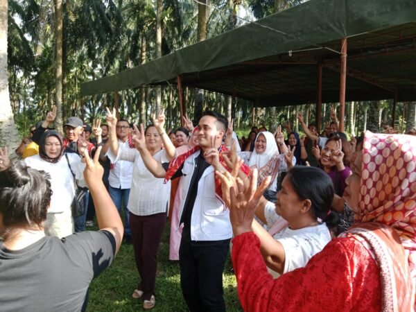 Calon wakil Bupati Langkat Adli Tama Hidayata Sembiring sedang melakukan tarian adat karo bersama warga Desa Turangi, Kecamatan Salapian yang merupakan tanah leluhurnya. Sabtu (19/10)