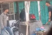 Tangkapan layar video  dua orang warga Pangkalan Susu, Kabupaten Langkat lakukan aksi saling bacok.