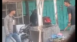 Tangkapan layar video  dua orang warga Pangkalan Susu, Kabupaten Langkat lakukan aksi saling bacok.