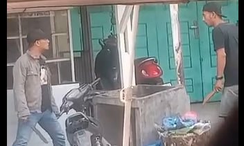 Tangkapan layar video  dua orang warga Pangkalan Susu, Kabupaten Langkat lakukan aksi saling bacok.