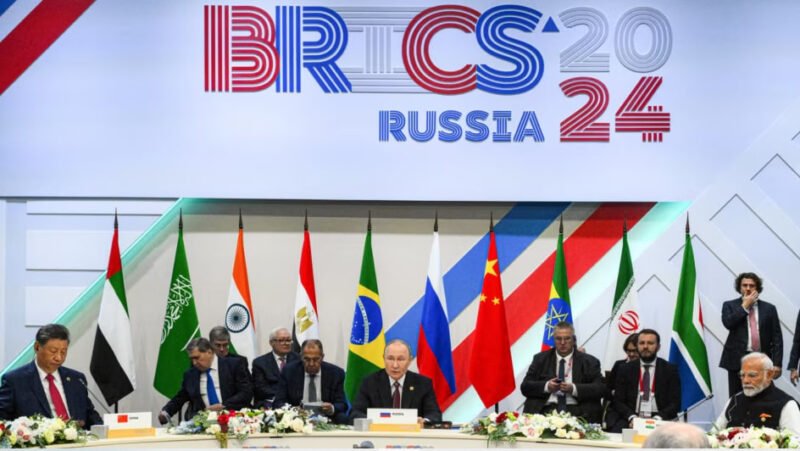 Presiden China Xi Jinping, Presiden Rusia Vladimir Putin, dan Perdana Menteri India Narendra Modi, menghadiri KTT BRICS di Kazan, Rusia, pada 23 Oktober 2024. (Foto: via Reuters)