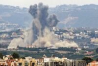 Gambar yang diambil dari kota selatan Tyre ini menunjukkan asap mengepul dari lokasi serangan udara Israel yang menargetkan desa Rmadiyeh di selatan Lebanon, 7 Oktober 2024. Rabu (16/10/2024)