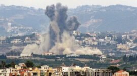 Gambar yang diambil dari kota selatan Tyre ini menunjukkan asap mengepul dari lokasi serangan udara Israel yang menargetkan desa Rmadiyeh di selatan Lebanon, 7 Oktober 2024. Rabu (16/10/2024)