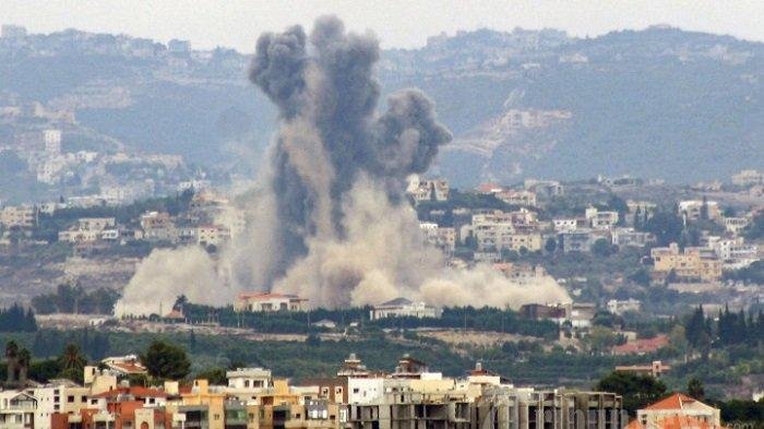 Gambar yang diambil dari kota selatan Tyre ini menunjukkan asap mengepul dari lokasi serangan udara Israel yang menargetkan desa Rmadiyeh di selatan Lebanon, 7 Oktober 2024. Rabu (16/10/2024)