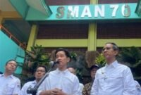 Wakil Presiden RI Terpilih Gibran Rakabuming Raka bersama Penjabat Gubernur DKI Jakarta Heru Budi Hartono usai pantau uji coba makan siang bergizi gratis di SMAN 70 Jakarta Selatan, Rabu (9/10/2024).