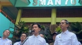 Wakil Presiden RI Terpilih Gibran Rakabuming Raka bersama Penjabat Gubernur DKI Jakarta Heru Budi Hartono usai pantau uji coba makan siang bergizi gratis di SMAN 70 Jakarta Selatan, Rabu (9/10/2024).