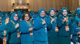 Ny. Uke Retno Wahyuni Faisal Hasrimy, menghadiri acara Pelantikan Ketua Umum dan Pengurus Pusat TP. PKK serta Pengukuhan Ketua Umum dan Pengurus Pusat Tim Pembina Posyandu masa bakti 2024-2029.