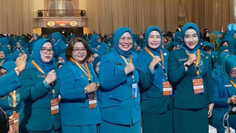 Ny. Uke Retno Wahyuni Faisal Hasrimy, menghadiri acara Pelantikan Ketua Umum dan Pengurus Pusat TP. PKK serta Pengukuhan Ketua Umum dan Pengurus Pusat Tim Pembina Posyandu masa bakti 2024-2029.