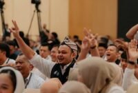 Suasana kemeriahan pendukung Paslon Iskandar - Adli saat debat publik ke dua di Medan (11/11)