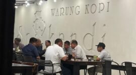 Dalam gambar tampak sejumlah pejabat tinggi Pemkab Langkat mengelar pertemuan dengan Calon Bupati Langkat nomor urut 01. Kuat Dugaan pertemuan tersebut untuk dukung mendukung. (metrolangkat/ist)