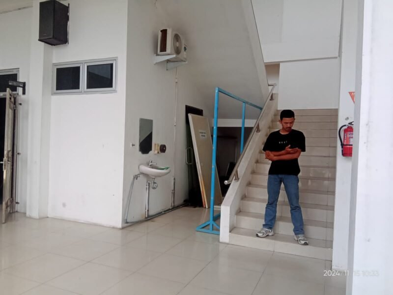 Petugas berjaga di lantai l dan ll Disdik Binjai