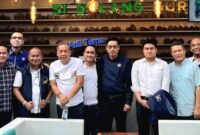 Gambar: Terlihat Calon Wakil Bupati Langkat, Adli Tama Hidayat Sembiring diapit para petinggi partai Nasdem dalam sebuah kesempatan di Medan. (Ist)