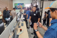Situasi saat penggeledahan ruko yang berlokasi di Jalan Rose Garden, Bekasi Selatan, Kota Bekasi pada Jumat (1/11/2024). Ruko ini dicurigai menjadi tempat judi online. (Foto: Inilah.com/ClaraAnna).