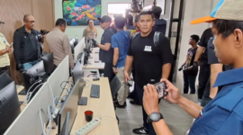 Situasi saat penggeledahan ruko yang berlokasi di Jalan Rose Garden, Bekasi Selatan, Kota Bekasi pada Jumat (1/11/2024). Ruko ini dicurigai menjadi tempat judi online. (Foto: Inilah.com/ClaraAnna).