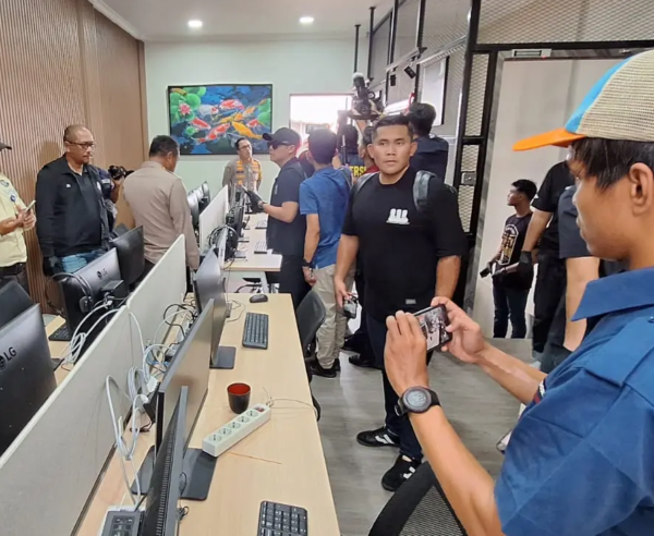 Situasi saat penggeledahan ruko yang berlokasi di Jalan Rose Garden, Bekasi Selatan, Kota Bekasi pada Jumat (1/11/2024). Ruko ini dicurigai menjadi tempat judi online. (Foto: Inilah.com/ClaraAnna).