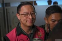 Arsip- Menteri Perdagangan periode 2015-2016 Thomas Lembong (kiri) berjalan mengenakan rompi tahanan usai menjalani pemeriksaan sebagai tersangka kasus dugaan korupsi impor gula oleh Kejaksaan Agung di Jakarta, Jumat (1/11/2024). ANTARA FOTO/Muhammad Ramdan/foc.