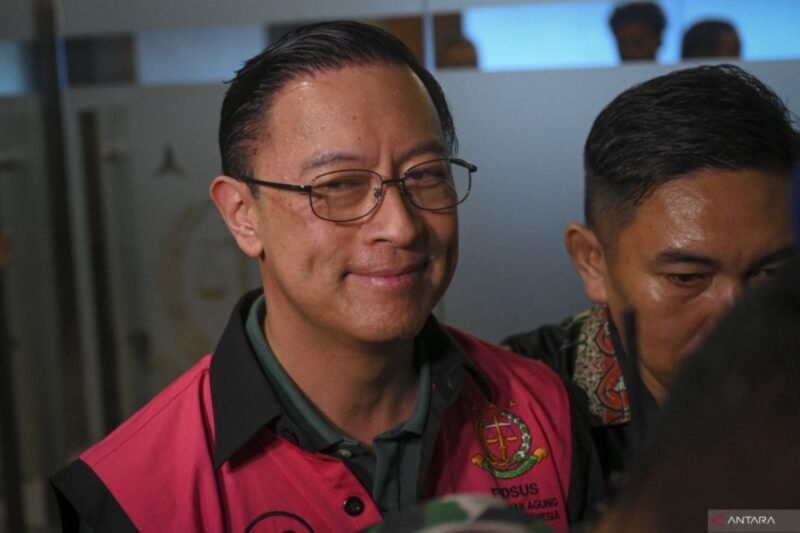 Arsip- Menteri Perdagangan periode 2015-2016 Thomas Lembong (kiri) berjalan mengenakan rompi tahanan usai menjalani pemeriksaan sebagai tersangka kasus dugaan korupsi impor gula oleh Kejaksaan Agung di Jakarta, Jumat (1/11/2024). ANTARA FOTO/Muhammad Ramdan/foc.
