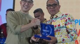 Foto saat Pj Bupati Langkat terima penghargaan 'Mohammad Syafei Awards' yang diberikan oleh Dirjen PAUD Dr. Iwan Syahril, Ph.D (bertopi), Sabtu (2/11/2024)