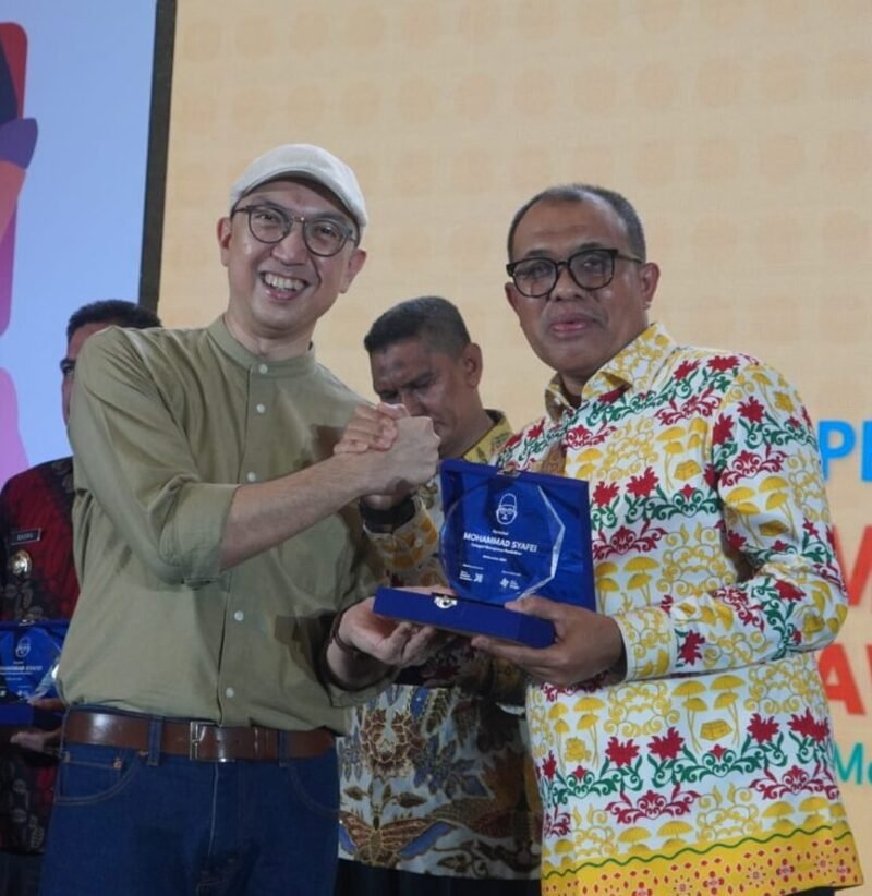 Foto saat Pj Bupati Langkat terima penghargaan 'Mohammad Syafei Awards' yang diberikan oleh Dirjen PAUD Dr. Iwan Syahril, Ph.D (bertopi), Sabtu (2/11/2024)