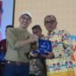 Foto saat Pj Bupati Langkat terima penghargaan 'Mohammad Syafei Awards' yang diberikan oleh Dirjen PAUD Dr. Iwan Syahril, Ph.D (bertopi), Sabtu (2/11/2024)